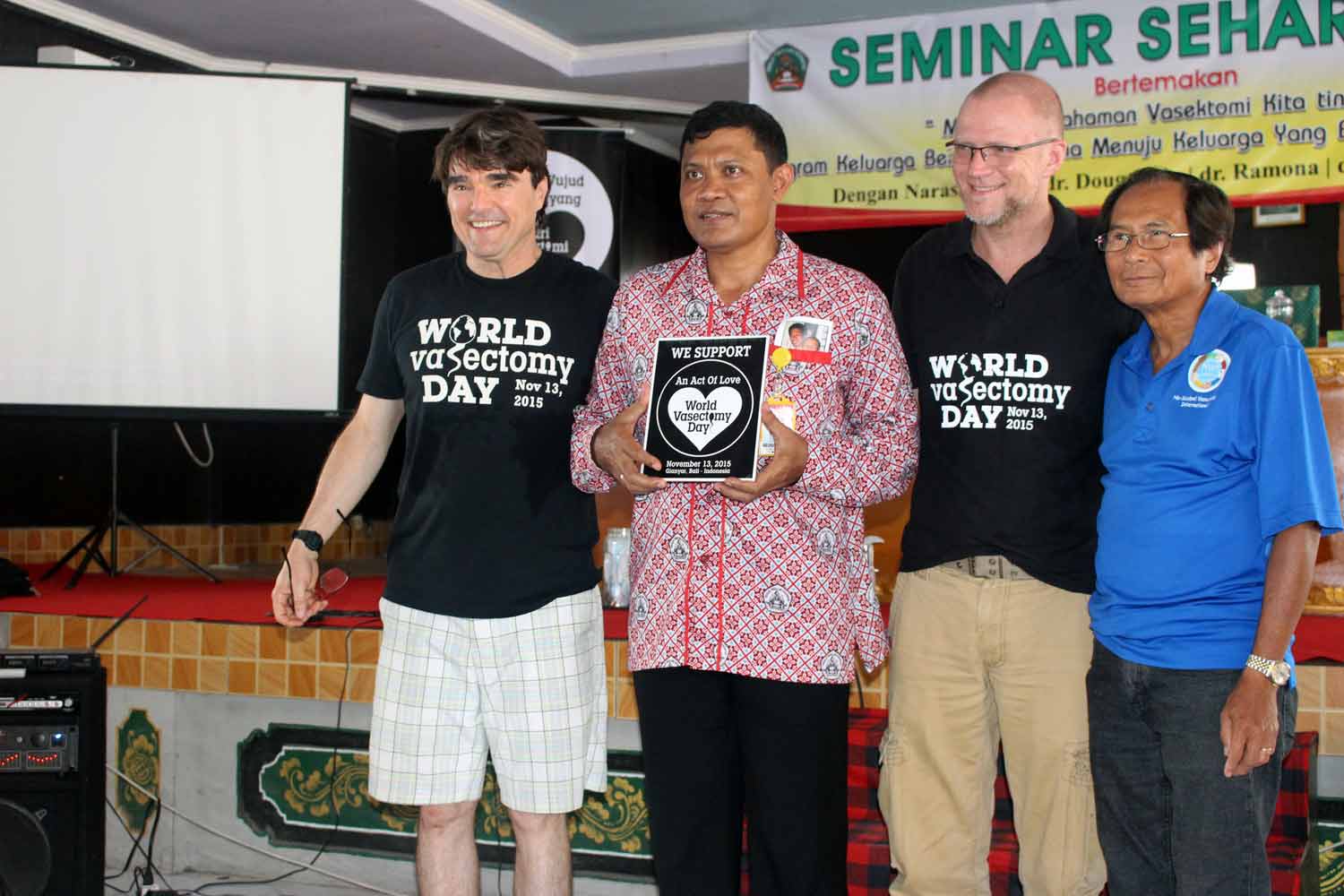 Wazektomia - Bali, Indonezja, Dr Ramon Suarez i dr Doud Stein oraz Jego Magnifiscencja Rektor Szkoły